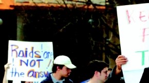 La carta de senadores demócratas hace eco a la petición de organizaciones pro derechos de los inmigrantes de detener las redadas contra indocumentados.