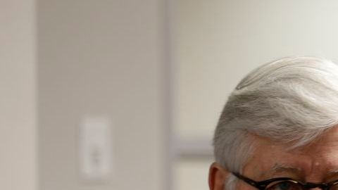 La NRA prevé que el Congreso no prohibirá armas de asalto. En la foto, David Keene, presidente de la asociación.