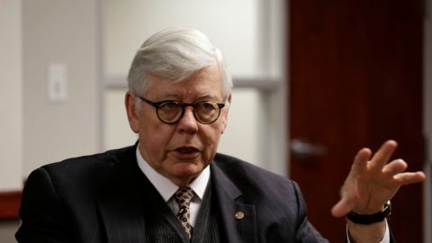 La NRA prevé que el Congreso no prohibirá armas de asalto. En la foto, David Keene, presidente de la asociación.