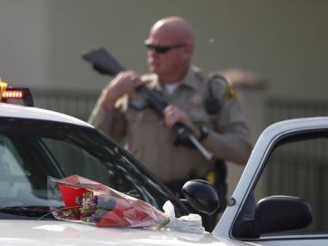 Flores sobre un vehículo policial cerca de la zona donde se produjo un tiroteo en Riverside, California, en el cual resultó muerto un oficial y herido otro.