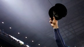 El venezolano Félix Hernández, de los Marineros,  se convierte en el lanzador mejor pagado del beisbol.