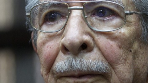 El exgeneral golpista José Efraín Ríos Montt asiste a una audiencia judicial el lunes 21 de enero de 2013 en Ciudad de Guatemala en la que se decidió que el juez Miguel Ángel Gálvez, del Tribunal Primero B de Mayor Riesgo, se mantiene al frente del proceso abierto por genocidio contra tres exgenerales de Guatemala, entre ellos Ríos Montt, pese al intento de la defensa de apartarlo por supuesta falta de competencia. Esas incidencias judiciales mantienen estancado el proceso que los tres exgenerales enfrentan por la matanza de más de 1,700 indígenas ixiles entre 1982 y 1983, en el marco del conflicto armado que vivió Guatemala entre 1960 y 1996.