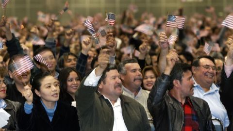 Entre las propuestas que se discuten en torno a  la reforma migratoria se encuentra una larga espera para hacerse ciudadano..