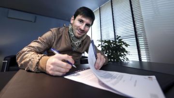 Lionel Messi, ayer en las oficinas del  Barcelona, al momento de firmar su renovación hasta el 2018.