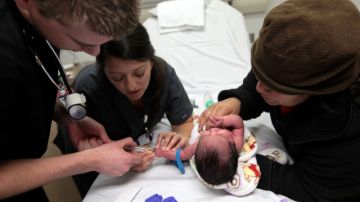 La recién nacida Brisa Suárez es tratada por personal médico de la sala de emergencias en el Providence Holy Cross Medical Center en Mission Hills.