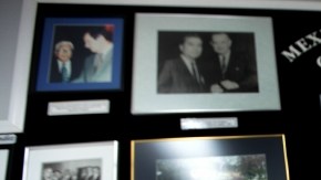 Martín Castro, Presidente y CEO de MAOF, señala una de las fotos donde se encuentra el fundador,  Dionicio Morales en el local de la organización.