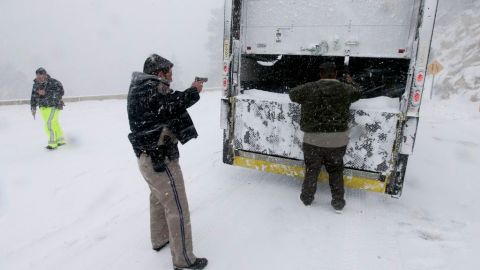 La nieve se hizo presente en el caso del ex policía que es buscado por un doble homicidio en California.