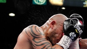 En su último combate, en mayo de 2012, en Las Vegas, Floyd Mayweather Jr. (d) arrebató a Miguel Angel Cotto (i) el título superwelter de la AMB.