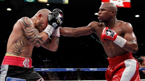 En su último combate, en mayo de 2012, en Las Vegas, Floyd Mayweather Jr. (d) arrebató a Miguel Angel Cotto (i) el título superwelter de la AMB.