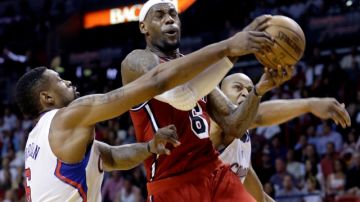 LeBron James es fouleado por  DeAndre Jordan, de  los Clippers, pero no impidió que el as del Heat lograra encestar en el tercer período.