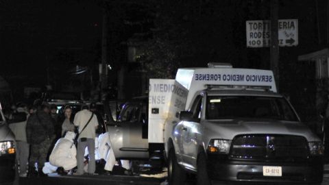 Varios peritos investigan el sitio donde tres escoltas del fiscal general de Morelos (México), Rodrigo Dorantes Salgado, murieron por disparos de policías en confuso incidente, ayer.
