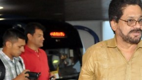 El líder del equipo negociador de las FARC, Luciano Marín Arango, alias 'Iván Márquez' (izq.), amigo personal del caído Jacobo Arango.