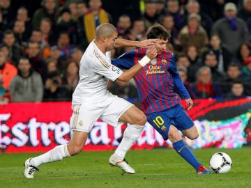El defensa central portugués Pepe, aquí a punto de chocar con Lionel Messi, fue quien más figuró en el video de las 'hienas merengues'.
