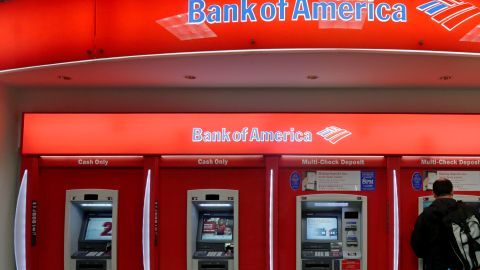 El sospechoso intentó detonar explosivos frente a una sucursal de Bank of America en Oakland.