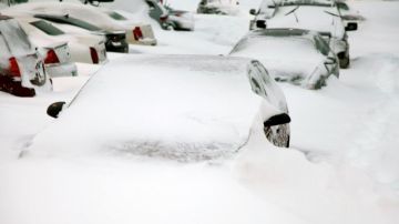 Varios autos arropados por la nieve en una carretera de Connecticut, otro de los estados afectados por la tormenta.