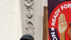 Varios activistas proreforma migratoria escuchaban en TV desde Los Ángeles el mensaje del presidente Barack Obama cuando retomó el tema migratorio el 29 de enero en Las Vegas, Nevada.