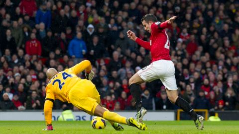 Los Red Devils superaron 2-0 al Everton para seguir como líderes de la Premier League.