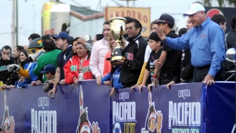 Jugadores y directivos de los Yaquis se dejan querer por los aficionados en Ciudad Obregón.