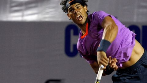 Rafael Nadal sirve una pelota en el último set del juego de ayer.