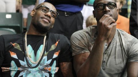 LeBron James (izq.) y Dwyane Wade, aprovecharon el día libre del Heat para observan un juego del basquetbol colegial en Miami.