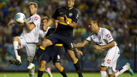 Santiago Silva (centro), batalla con Joel Carli (izq.) y Wilfredo Olivera, de Quilmes en el partido de ayer en La Bombonera.