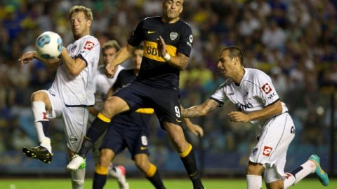 Santiago Silva (centro), batalla con Joel Carli (izq.) y Wilfredo Olivera, de Quilmes en el partido de ayer en La Bombonera.