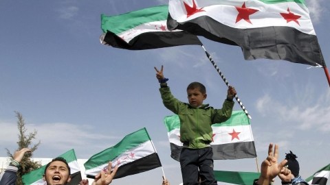 Sirios en Jordania ondean banderas   y corean consignas contra Al Asad, en protesta ante embajada de su país, en  Jordania.