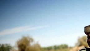 Soldado maliense pide a periodistas que no filmen entrada de Gao, al norte de Mali, donde un hombre se suicidó al explotar una bomba.