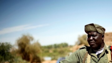 Soldado maliense pide a periodistas que no filmen entrada de Gao, al norte de Mali, donde un hombre se suicidó al explotar una bomba.