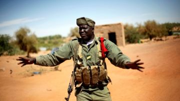 Soldado maliense pide a periodistas que no filmen entrada de Gao, al norte de Mali, donde un hombre se suicidó al explotar una bomba.
