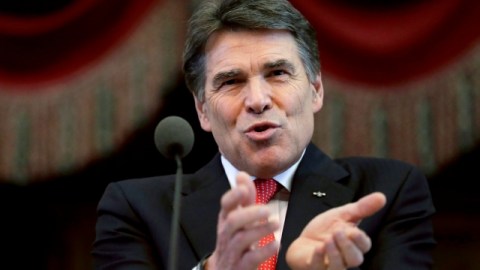 El gobernador de Texas y excandidato  presidencial Rick Perry no ha hecho referencia al debate sobre una posible reforma migratoria.