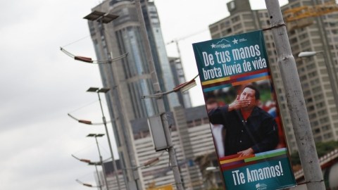 Vista de un cartel de apoyo al presidente venezolano, Hugo Chávez, en el centro de Caracas ayer. El mandatario reconoció  que el proceso de recuperación de su cuarta operación de cáncer es 'lento'.