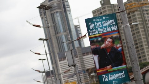 Vista de un cartel de apoyo al presidente venezolano, Hugo Chávez, en el centro de Caracas ayer. El mandatario reconoció  que el proceso de recuperación de su cuarta operación de cáncer es 'lento'.
