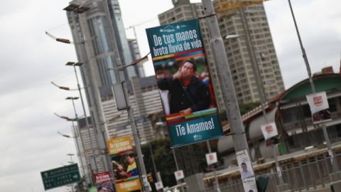 Vista de un cartel de apoyo al presidente venezolano, Hugo Chávez, en el centro de Caracas ayer. El mandatario reconoció que el proceso de recuperación de su cuarta operación de cáncer es 'lento'.