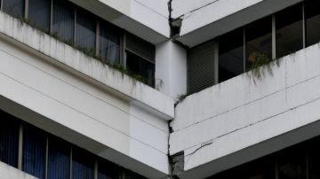 Detalle de fallas estructurales en el edificio de una clínica tras el sismo de intensidad 6,9 grados en la escala de Richter, ayer.
