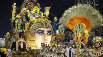 Integrantes de la escuela de samba del Grupo Especial Vai-Vai desfilan durante el carnaval de Sao Paulo (Brasil).