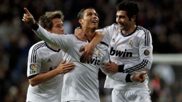 Cristiano Ronaldo celebra su segundo gol, en la victoria del Real Madrid  sobre el Sevilla ayer en el estadio Santiago Bernabeu.