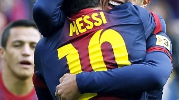 Lio Messi ya marcó el 2-0 y Thiago lo felicita.