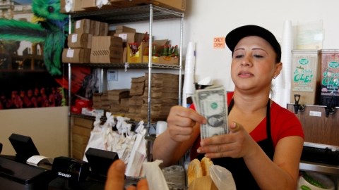 'Sube una cosa y sube todo' dice Keni Arce, administradora de la Panadería Victoria de Los Ángeles, que se opone a un propuesto aumento de medio centavo en los impuestos de ventas.