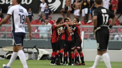 Ignacio Scocco, autor dos tantos sobre Independiente,  es el centro de la celebración de sus compañeros del Newell's Old Boys.