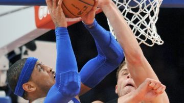 Blake Griffin (der.) trata de impedir un tiro al aro a Carmelo Anthony, de  Knicks, en el segundo período del partido de ayer en el Madison.