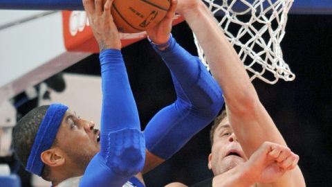 Blake Griffin (der.) trata de impedir un tiro al aro a Carmelo Anthony, de  Knicks, en el segundo período del partido de ayer en el Madison.