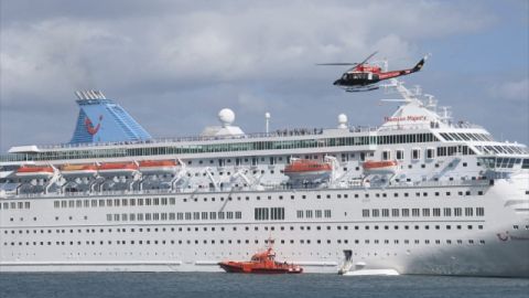 Junto al crucero Thomson Majesty, de la compañía británica Thomson Cruises, atracado en Santa Cruz de La Palma, se ve una embarcación de Salvamento Marítimo y el bote volcado (a la derecha).
