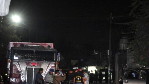 Peritos investigan el sitio donde tres escoltas del fiscal general del estado de Morelos, Rodrigo Dorantes Salgado, murieron.