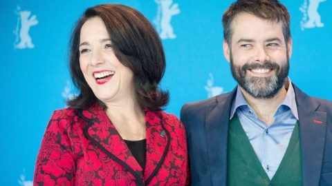 El director Sebastián Lelio (der.) y la actriz Paulina García ayer en Berlín tras presentar su filme 'Gloria'.