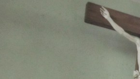 Una imagen del papa Benedicto XVI en el altar de la parroquia de San Jerónimo en el barrio de Spring Branch de Houston.