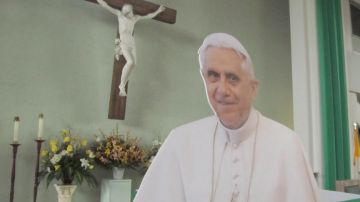 Una imagen del papa Benedicto XVI en el altar de la parroquia de San Jerónimo en el barrio de Spring Branch de Houston.