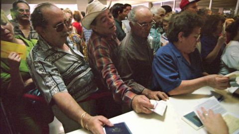 La Ley de Ajuste Cubano fue aprobada en 1966 y establece que los cubanos que llegan a Estados Unidos sin visa pueden permanecer en el país.