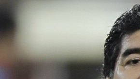 Maradona asegura que es un exiliado deportivo en Argentina.