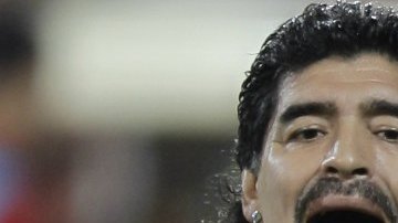 Maradona asegura que es un exiliado deportivo en Argentina.